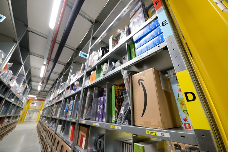 Wnętrze centrum logistycznego Amazon w Sadach pod Poznaniem (woj. wielkopolskie) PAP/Jakub Kaczmarczyk