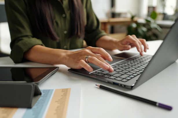 Ministerstwo Cyfryzacji ogłosiło plany rozdysponowania nadmiarowych laptopów z programu "Laptop dla ucznia". Poprzedni rząd zamówił za dużo sprzętu, co spowodowało, że około 15 tysięcy laptopów wróciło do magazynów.