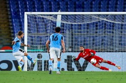 Karny po faulu Drągowskiego pomógł Lazio pokonać Fiorentinę