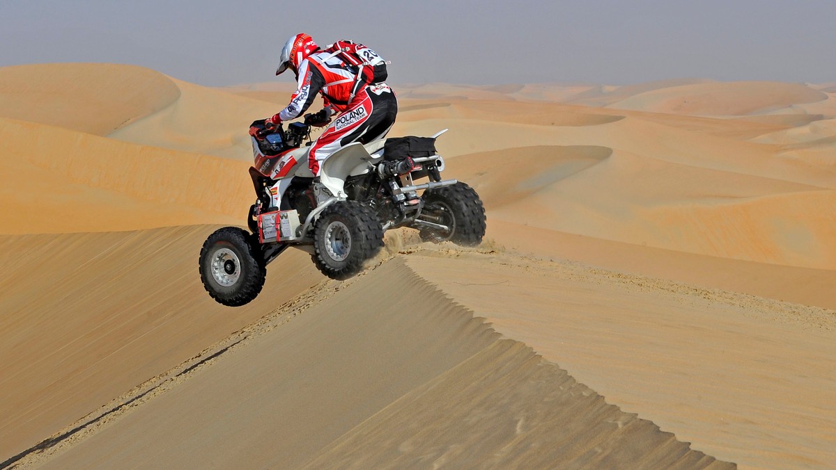 Drugi etap rajdu Abu Dhabi Desert Challenge okazał się znacznie trudniejszy, niż kilometry pokonywane przez zawodników w niedzielne przedpołudnie. Rafał Sonik ponownie okazał się najszybszy w stawce quadów, ale jak sam przyznał, jazda tego dnia stanowiła ogromne wyzwanie ze względu wydmy, które ostatnie deszcze i wiatry poukładały w zupełnie niespodziewane kombinacje i kształty.