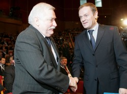 Polacy: Tusk i Wałęsa to mężowie stanu