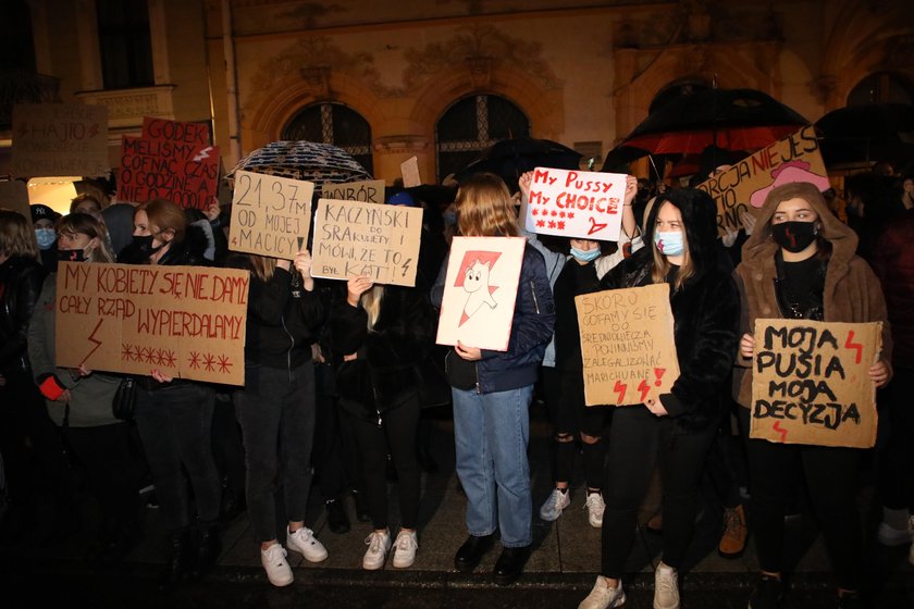 Emocje sięgają zenitu. Masowe protesty po wyroku ws. aborcji kontra apel premiera