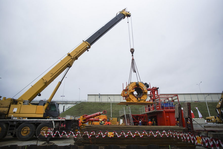 Elementy maszyny drążącej są już na placu budowy nowego rurociągu pod dnem Wisły