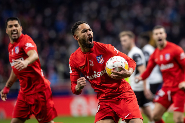 Piłkarz Atletico Madryt Matheus Cunha (C) cieszący się z gola strzelonego Valencii