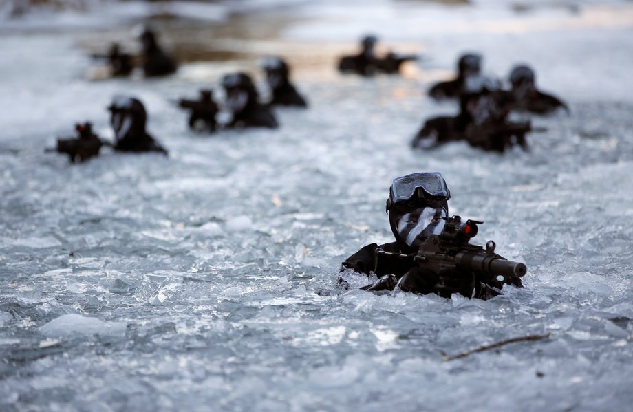 Members of the South Korean Special Warfare Forces take positions in frozen waters during a winter exercise in Pyeongchang, January 8, 2015.