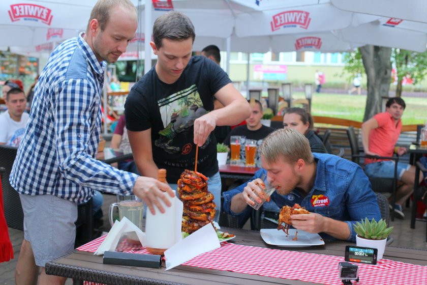 Artur bije rekord w ilości jedzenia burgera - ponad 4 kg