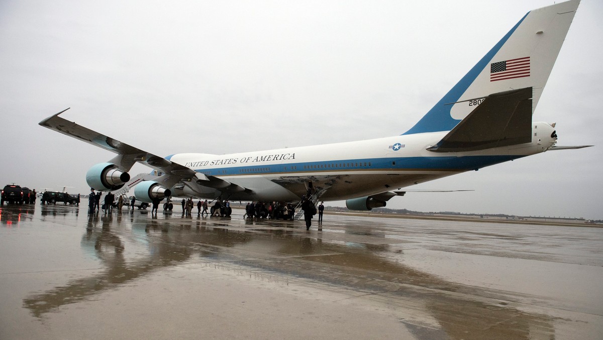 Donald Trump zażądał od administracji odwołania zamówienia na nowy samolot prezydencki. Trump oświadczył, że kupowanie nowej maszyny Air Force One byłoby "absurdalne i za drogie". Biały Dom podał w wątpliwość przytoczoną przez Trumpa sumę.