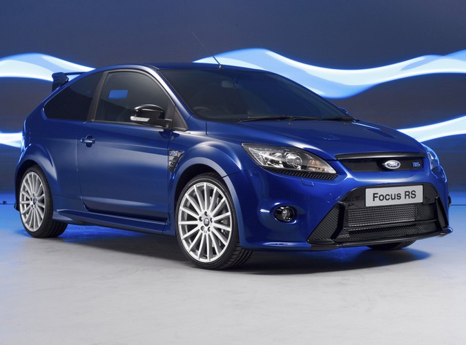 Pod maską śpi zamknięte monstrum - ma 2.5 litra i pięć cylindrów w rzędzie poganianych przez doładowanie