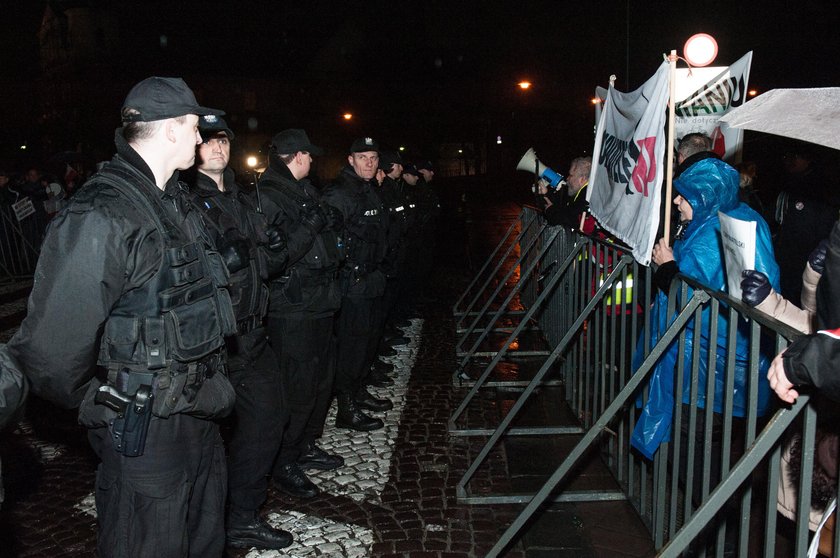 Prezes PIS przyjechał na Wawel na grób brata