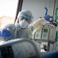 Dráma: le akarták kapcsolni a covidos férfit a lélegeztetőgépről, a feleség beperelte a kórházat