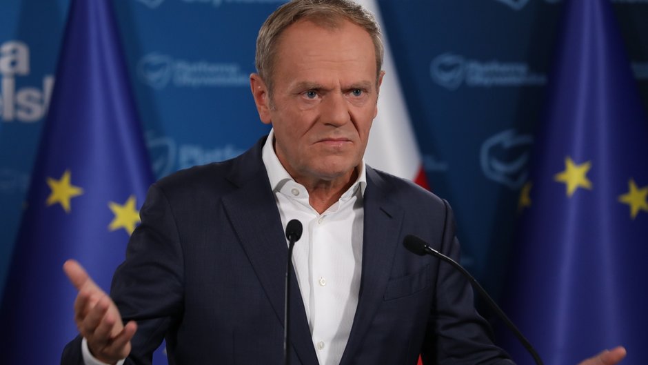 Donald Tusk podczas konferencji prasowej (18.10.2022)