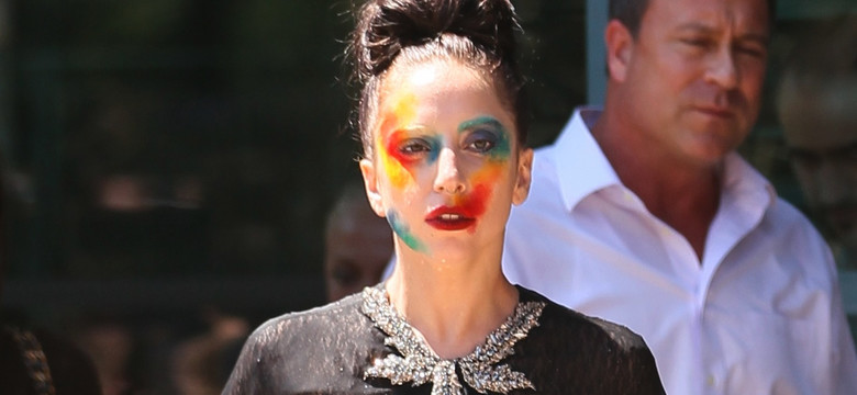 Lady GaGa jak zmysłowy czarny anioł – zobacz nowy klip "Applause"!