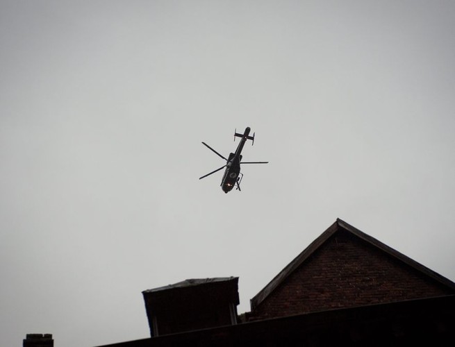 Nad miastem lata policyny śmigłowiec