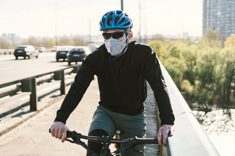 Maski na rowerze – obowiązkowe, choć  w lesie np. nie