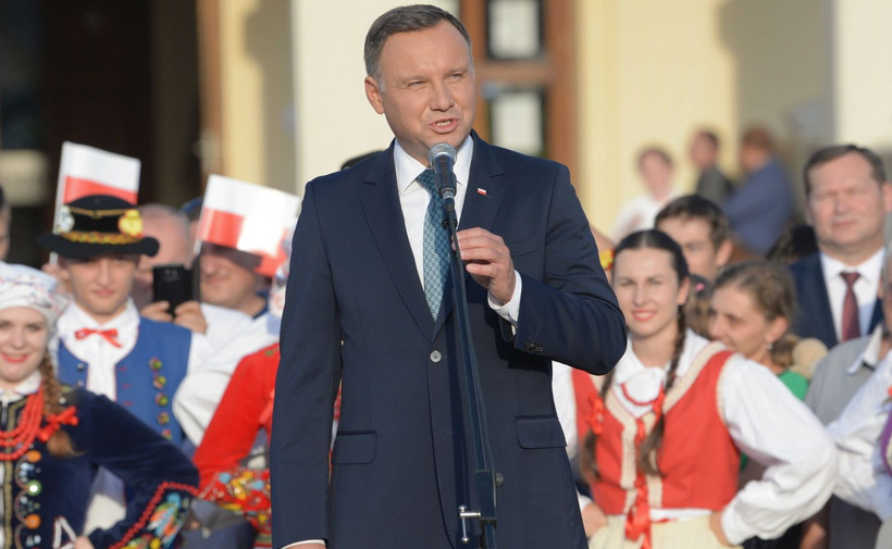 "Pan prezydent nie rozumie tego, jakie szkody przynoszą takie zdania, jakie straty (przynoszą) dla polskiego wizerunku, dla reputacji, dla polskiej pozycji" - dodał.
