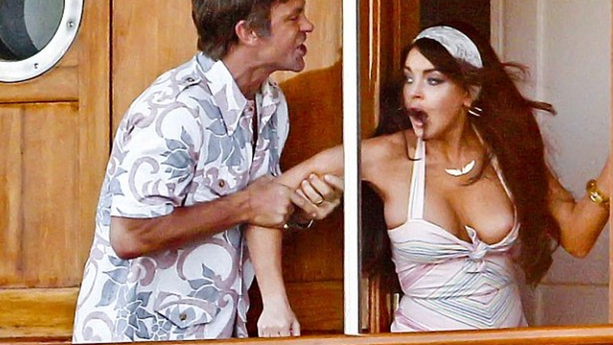 Lindsay Lohan przypadkowo odsłoniła swój biust na planie filmu "Liz &amp; Dick", w którym wciela się w postać legendy kina - Elizabeth Taylor.