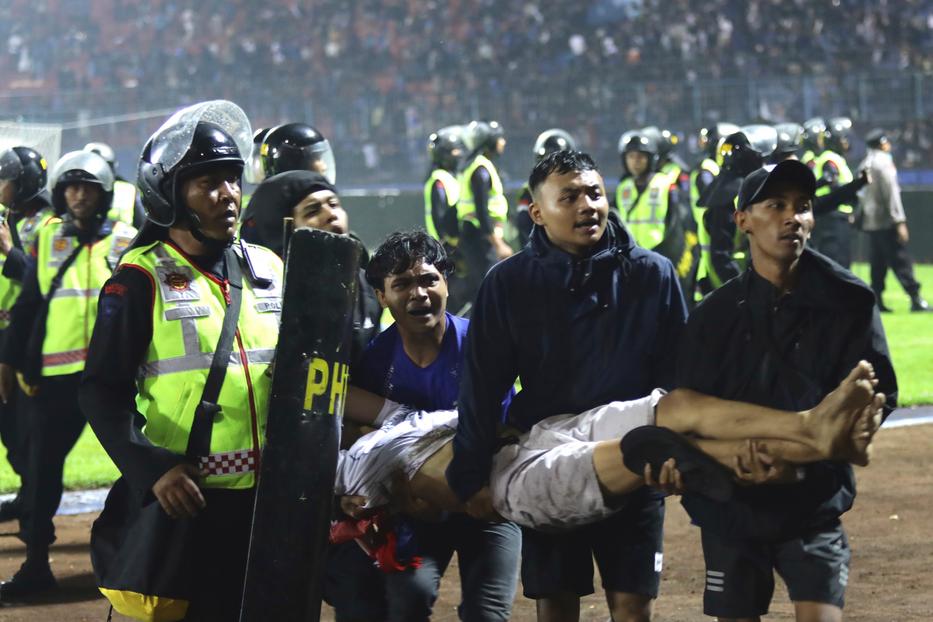 Stadionkatasztrófa Indonéziában: legalább 129-en meghaltak a káoszba fulladt futballmeccsen:/Fotó: Profimedia