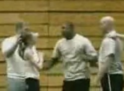 Zobacz, jak wrzucili dziewczynę do kosza