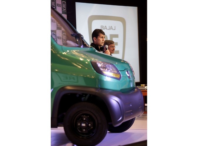 Bajaj Auto nie ujawnia jeszcze ceny samochodu. Szefowie firmy deklarują, że grupą docelową są właściciele i użytkownicy popularnych w Indiach, wyposażonych w silniki, riksz