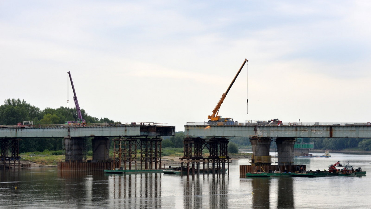 Rozpoczęło się nasuwanie nowej konstrukcji mostu Łazienkowskiego. Pierwszy nowy fragment z lewej strony Wisły już został przesunięty w kierunku środka rzeki. Władze miasta zapewniają, że termin zakończenia remontu jest niezagrożony i most będzie przejezdny na koniec października br.