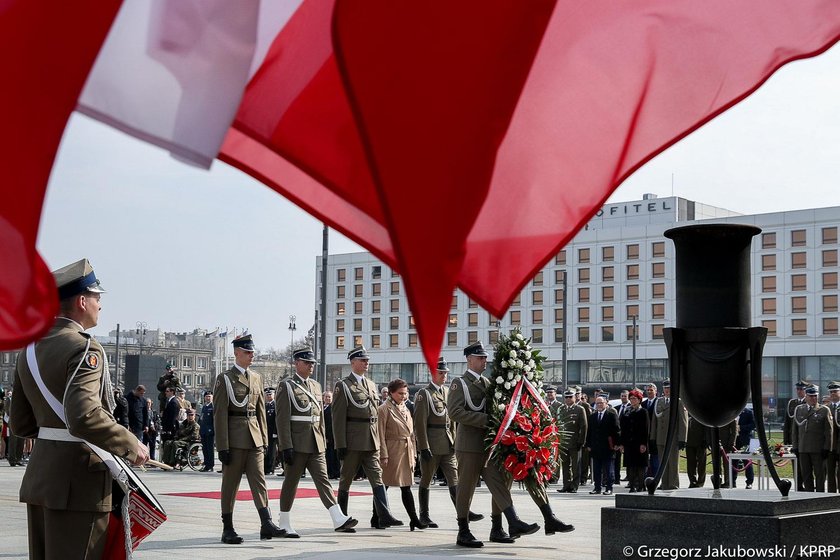 Para prezydencka chichocze pod Grobem Nieznanego Żołnierza. Agata Duda aż się popłakała