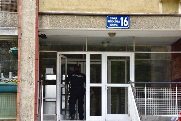 Policija ispred zgrade u kojoj se dogodio zločin