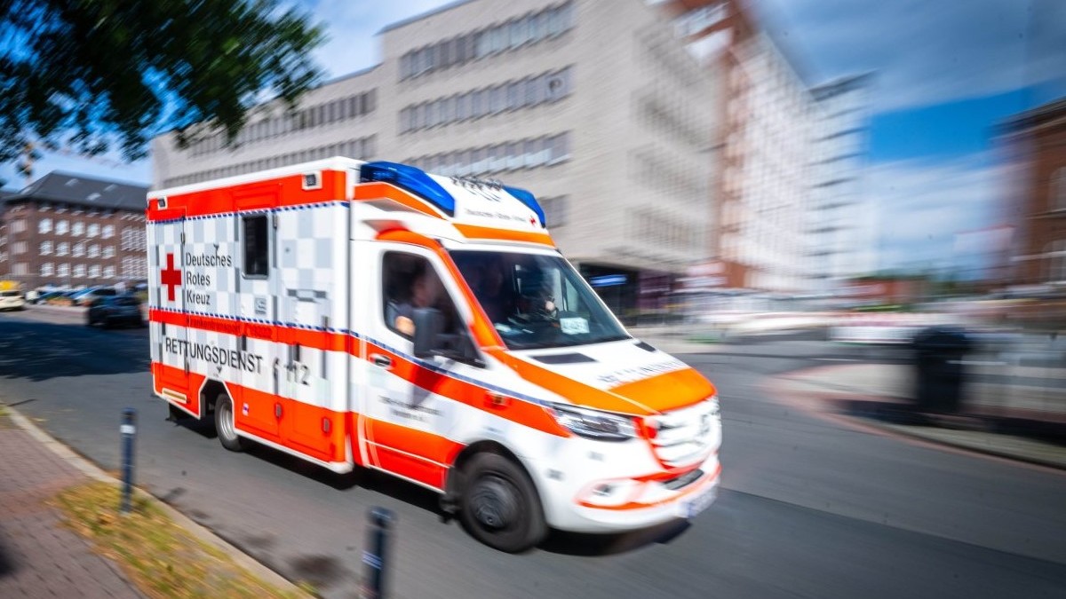 Amendă uriașă pentru un șofer care a blocat o ambulanță în misiune, pe o distanță de 6 km, în Germania: a ignorat complet sirena și  luminile albastre