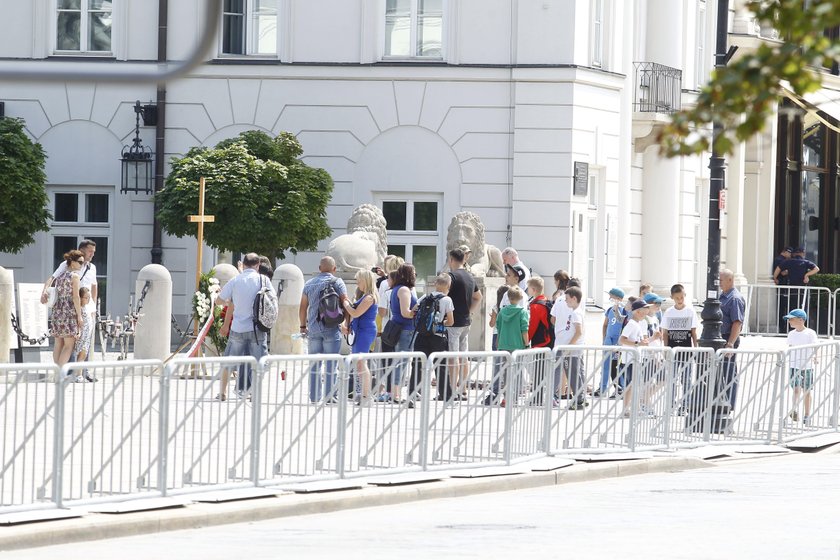 Warszawa jak twierdza - zagrodzili ulice i Plac Zamkowy