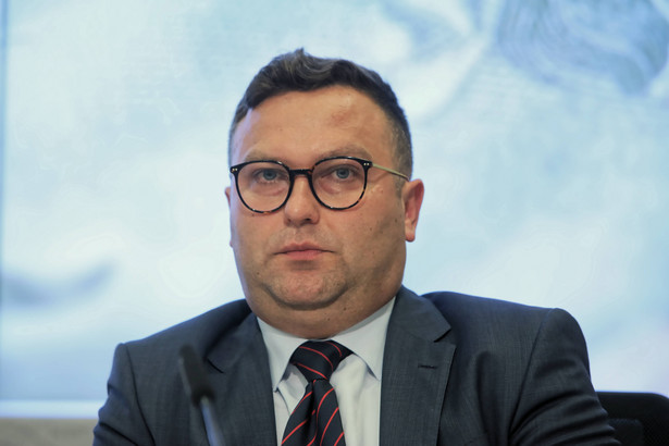Rafał Sura podczas konferencji prasowej w siedzibie NBP, 2019 rok.