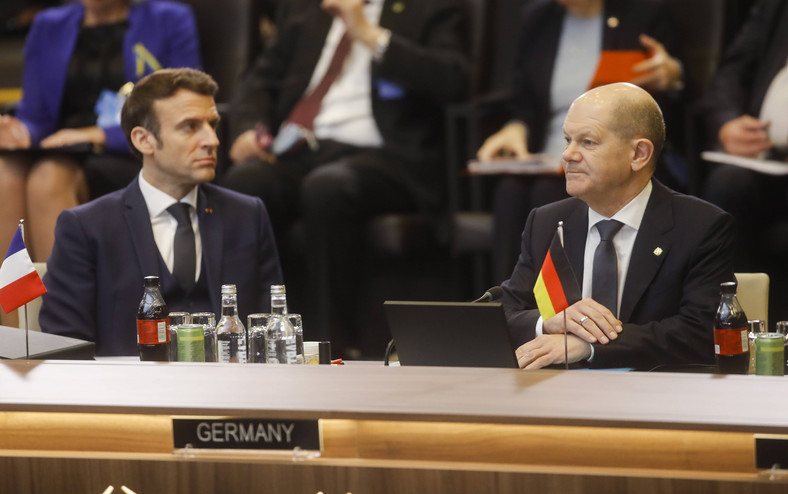 Prezydent Francji Emmanuel Macron i kanclerz Niemiec Olaf Scholz podczas szczytu NATO 24.03.2022 r.
