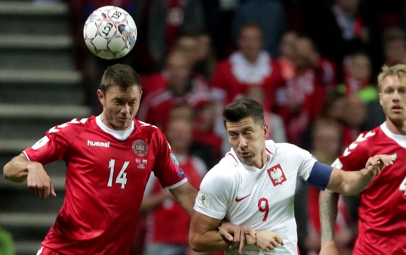 Robert Lewandowski (C) i Henrik Dalsgaard (L)