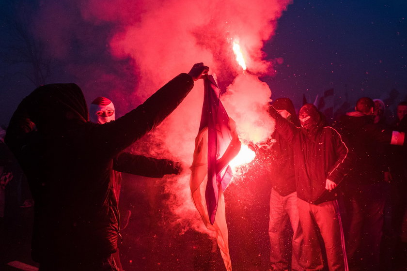 Niebezpieczne incydenty na Marszu Niepodległości. Zapłonęły flagi