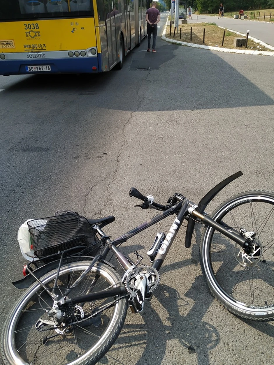 U slučaju sudara vozila i bicikliste na pešačkom prelazu, osnovna odgovornost je na vozaču dvotočkaša