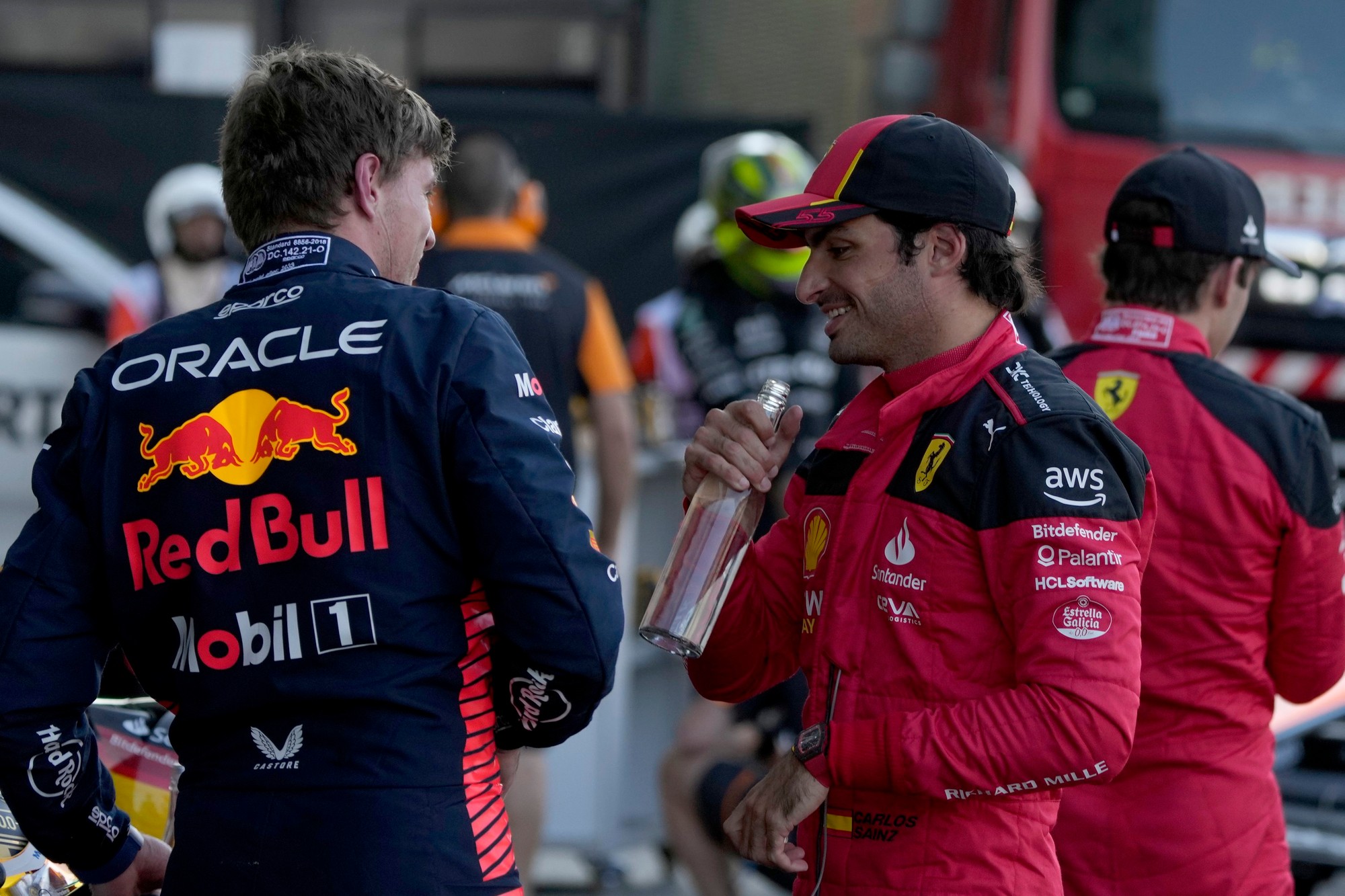 Holandský jazdec Max Verstappen (Red Bull) a Španiel Carlos Sainz (Ferrari) sa rozprávajú v boxovej uličke.