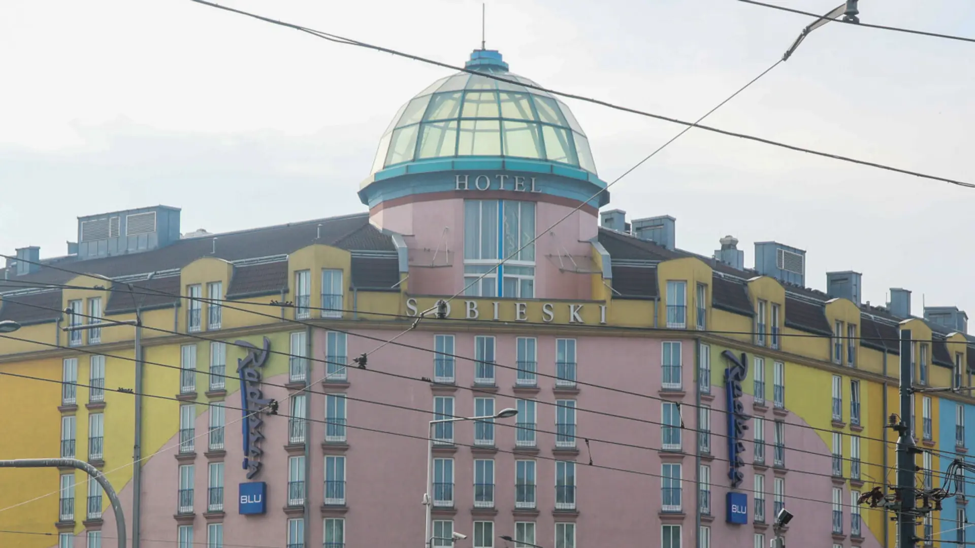 Chcą uratować fasadę słynnego hotelu z lat 90. "Czy nam się podoba, czy nie, jest ikoną"