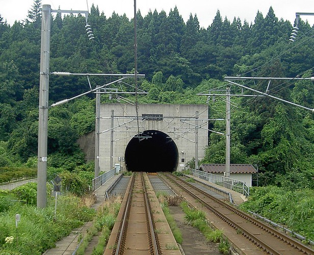 5. Tunel Seikan. Łączy wyspy Honsiu i Hokkaido. To najdłuższy podmorski tunel kolejowy świata. Liczy sobie 54 km, z czego 23 km znajdują się pod wodą (tzw. Eurotunel biegnący pod kanałem La Manche liczy sobie „tylko” 51  km długości, mimo że ma dłuższy od japońskiego odcinek podwodny). Pierwsze koncepcje jego budowy pojawiły się po tym, jak w latach 50. Ubiegłego wieku w cieśninie Tsugaru w czasie tajfunu zatonęło pięć promów, w wyniku czego zginęło ponad 1,4 tys. osób. Budowa ruszyła w 1971 r., a trwała 17 lat. W jej trakcie zginęło 34 robotników. Zdj. Tunel Seikan; autor Ariake;  GNU Free Documentation License
