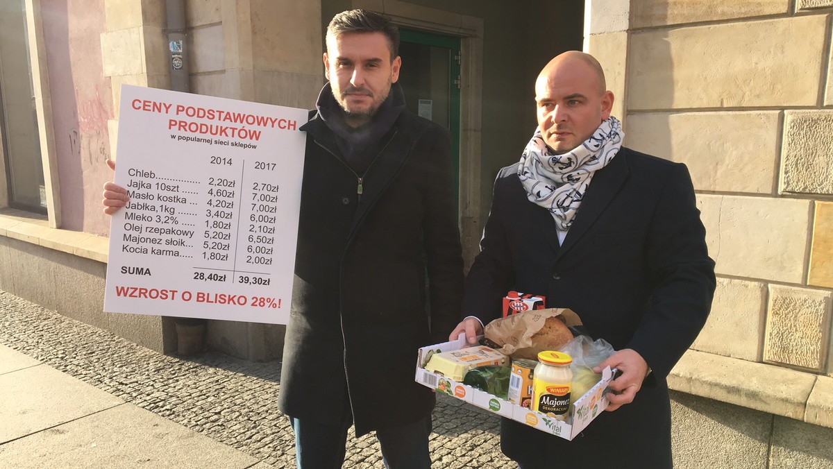 Wrocławscy politycy SLD w ramach happeningu kupili kilka produktów, m.in. chleb, jajka, masło oraz karmę dla kota, a następnie spakowali w karton i wysłali do Jarosława Kaczyńskiego. Do paczki dołączyli kartkę ze świątecznymi życzeniami oraz paragon za zakupy. Zrobili to, bo jak podkreślali, chcą, żeby prezes PiS wiedział, że ceny produktów są coraz wyższe.