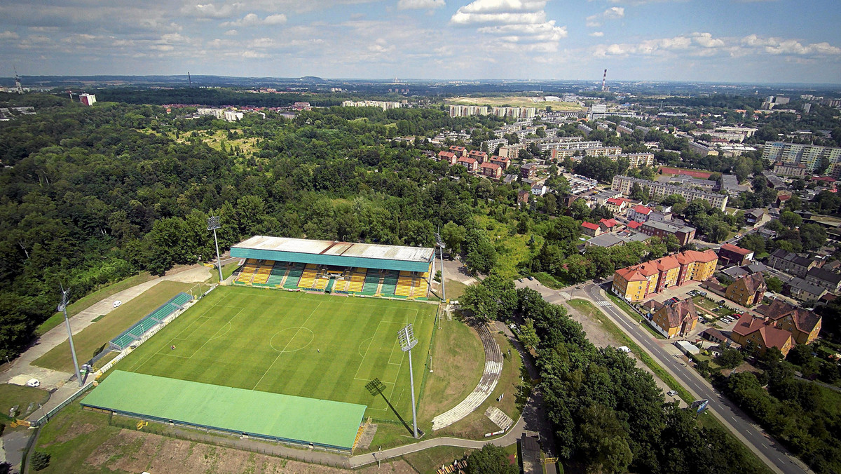 Tychy, Zabrze, Bielsko-Biała, Gliwice – to miasta w regionie, które wybudowały już nowe stadiony. Wciąż trwa też budowa największego takiego obiektu w regionie – Stadionu Śląskiego w Chorzowie. Stadion z prawdziwego zdarzenia chcą mieć także Katowice. Jego realizacja planowana jest od kilku lat, ale temat wciąż jest w fazie koncepcyjnej. Wiadomo już, jak duży będzie, w jakich barwach, ale dopiero w grudniu ma się okazać, czy będzie go można wybudować w wybranej pod inwestycję lokalizacji.