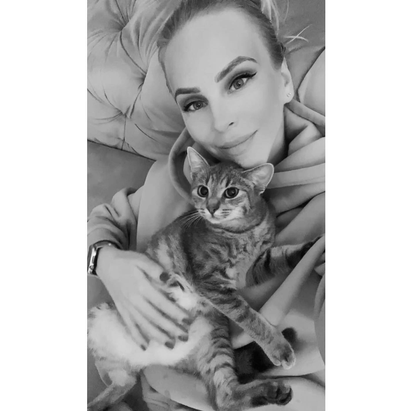 Balúchová s mačkou, o ktorú prišli.