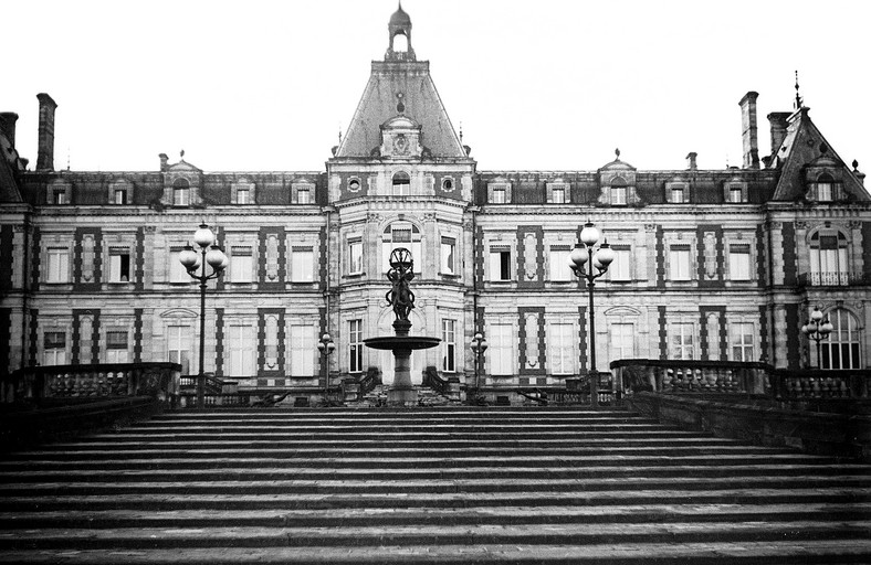 Fasada pałacu, fontanna i paradne schody od strony stawu
