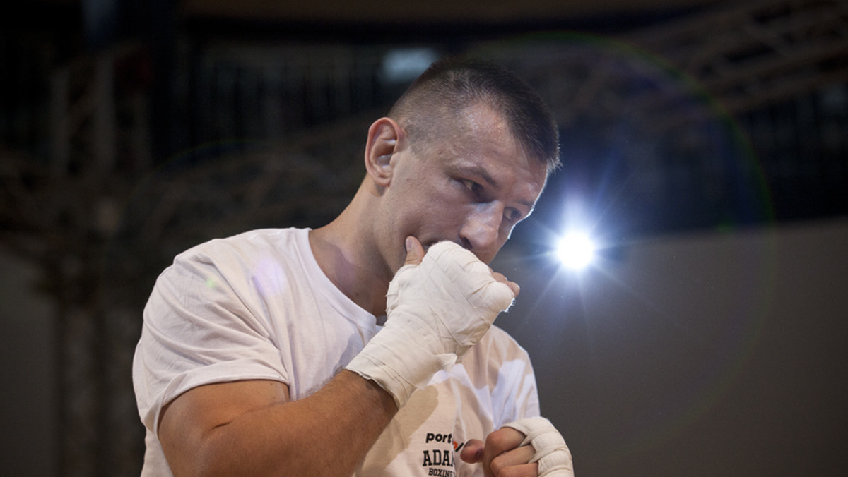 W czwartkowe popołudnie 19 kwietnia Tomasz Adamek (45-2, 28 KO) pierwszy raz stanie twarzą w twarz z Eddiem "Fast" Chambersem (36 -2, 18 KO). Pięściarze spotkają się na konferencji prasowej, która będzie zorganizowana w Newark w  New Jersey w pobliżu Prudential Center.