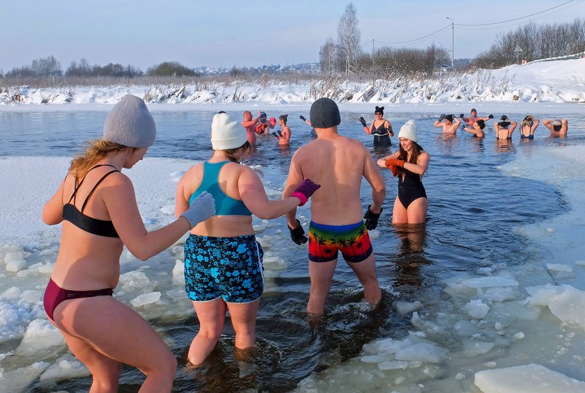 Od niedawna w Polsce wytworzyła się moda na morsowanie. Co warto wiedzieć, zanim dołączy się do grona morsów?