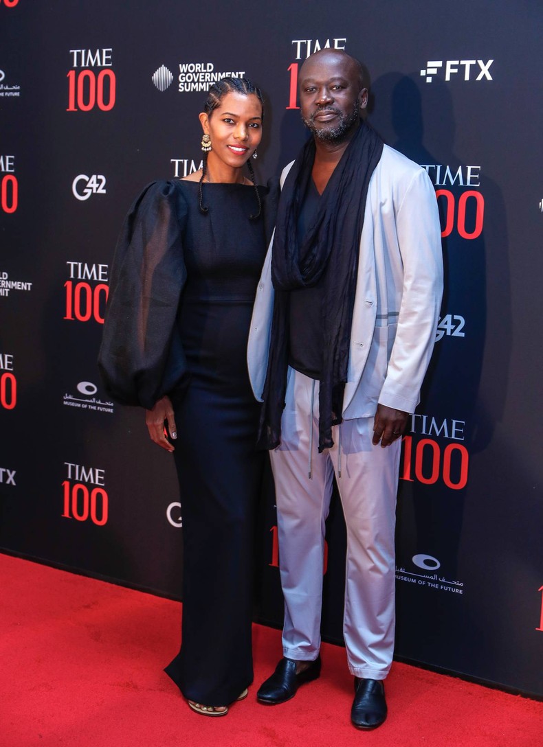 Sir David Adjaye et Lady Ashley Adjaye sur le tapis rouge du Gala Time 100 et Impact Awards Victor Besa