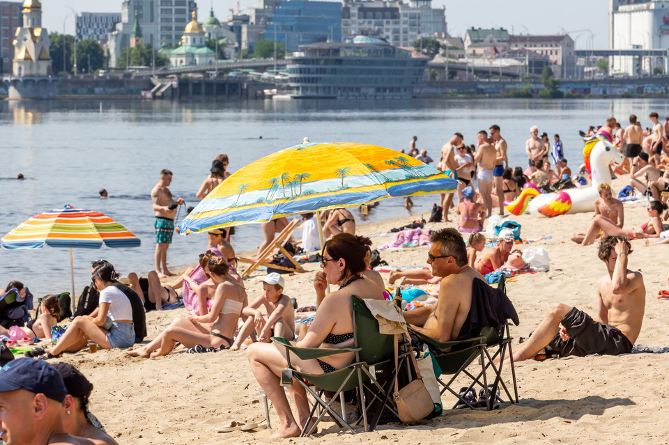 Mieszkańcy Kijowa korzystają z letniej pogody w sobotę 11 czerwca 2022 r.