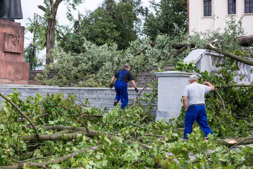 Katastrofalne skutki nawałnic: pozrywane dachy, latające płyty, tysiące domostw bez prądu