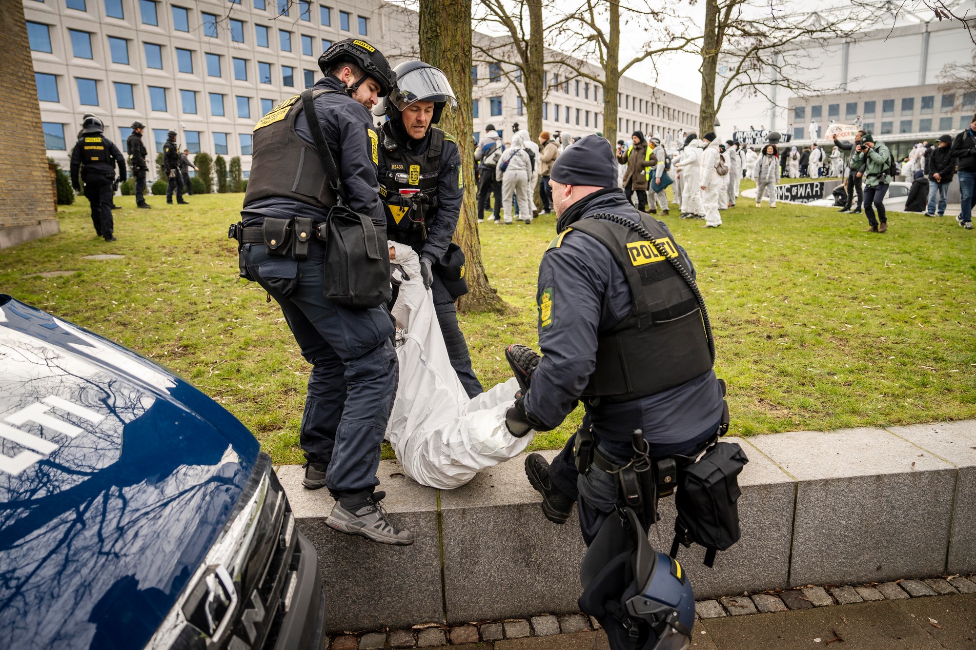 Dánska polícia zadržala 20 demonštrantov, ktorí protestovali proti dodávkam vojenského vybavenia Izraelu.