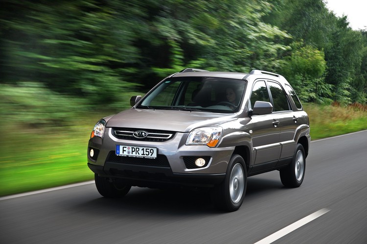 Jazda? Koreańskiego SUV-a rozpędzi jeden z trzech silników. Benzynówki - 2.0/142 KM lub 2.7 V6/175 KM. Absolutna nowinka to mocniejszy 150-konny, dwulitrowy turbodiesel CRDi (wcześnie motor miał 140 KM)