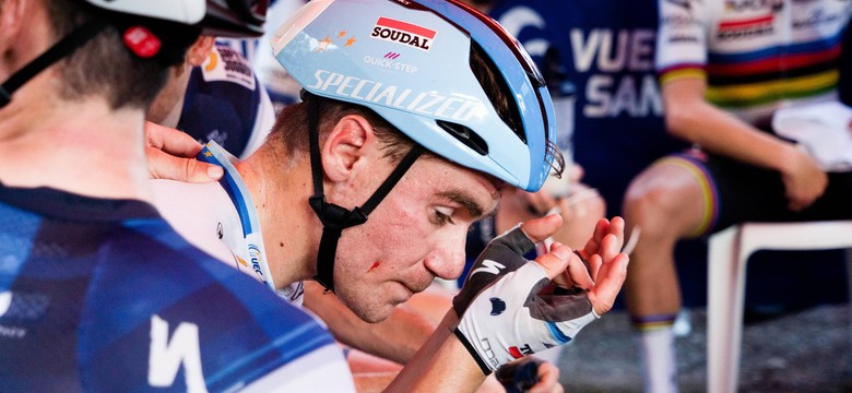 O krok od tragedii na finiszu. Kibic uderzył kolarza w twarz telefonem