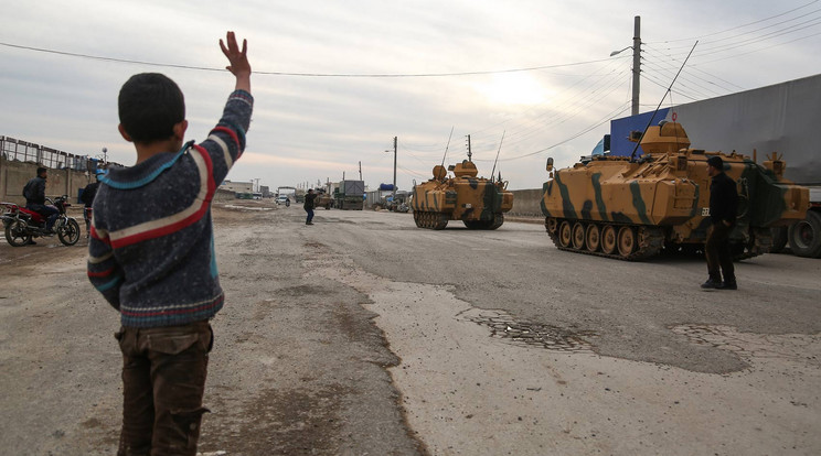A török haderő átvonul a szíriai határon / Fotó: AFP