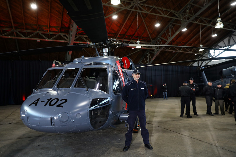 "Nigdy wcześniej policja nie dostała nowych śmigłowców. Zwykle były to helikoptery, śmigłowce, które były wykorzystywane wcześniej na potrzeby innych formacji, przede wszystkim wojska" – powiedział podczas uroczystości na lotnisku na warszawskim Bemowie.